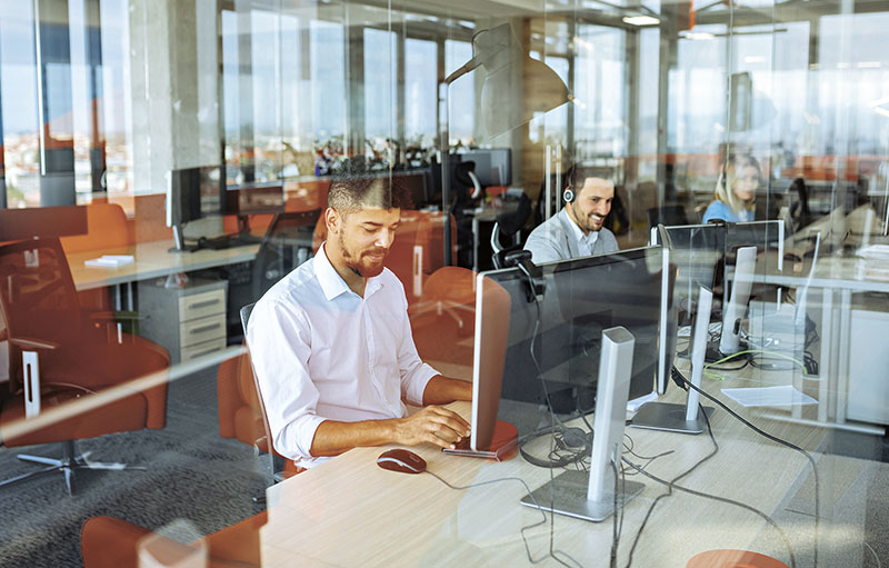 Schreibtischarbeiter sitzt vor dem Computer