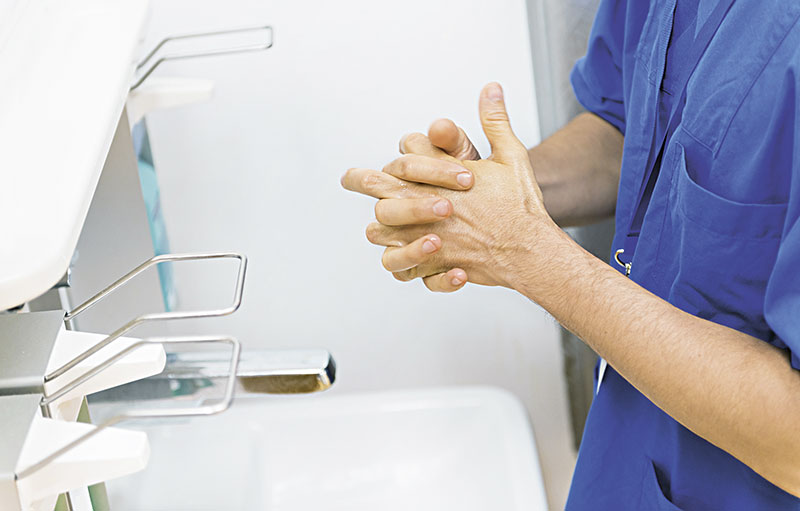 Klinikpersonal beim Händedesinfizieren
