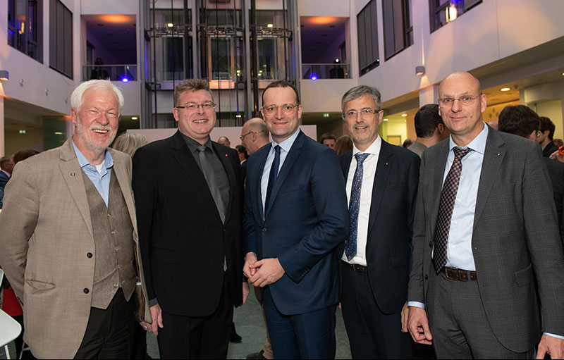 Foto: Die AOK-Aufsichtsratsvorsitzenden  Dr. Volker Hansen und Knut Lambertin, Minister Jens Spahn und die AOK-Vorstandschefs Martin Litsch und Jens Martin Hoyer.