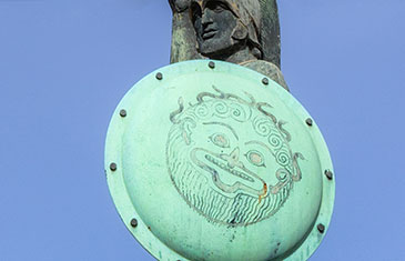 Foto Statue mit Schutzschild