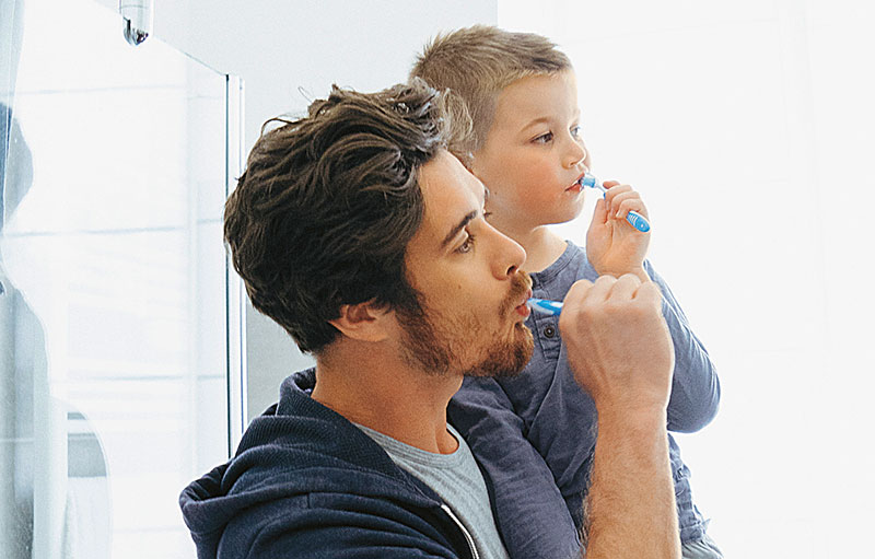 Vater und Sohn beim Zähneputzen