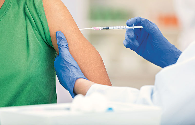 Patientin erhält Impfung mit Spritze