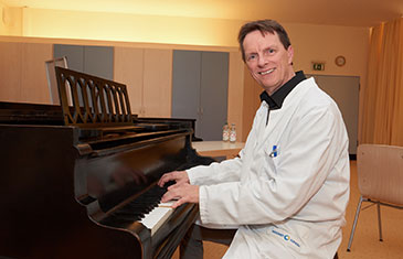 Geriater Johannes Kraft am Klavier
