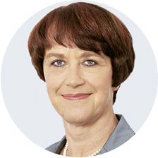 Portrait von Dr. Doris Pfeiffer. Sie ist Vorstandsvorsitzende des GKV-Spitzenverbandes