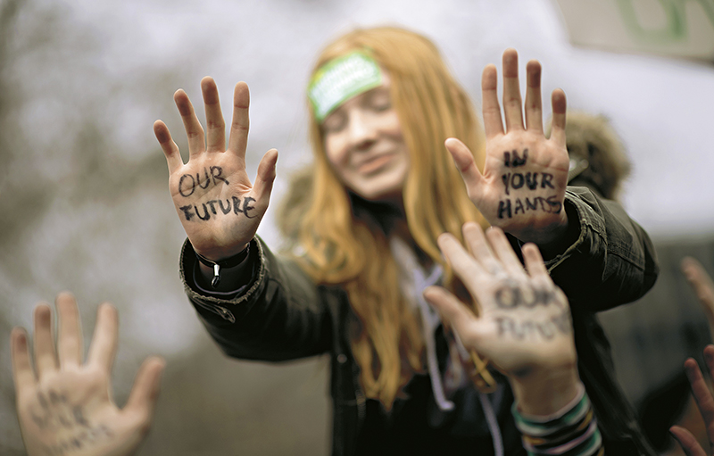 Gewinnerfoto: Eine junge Frau auf einer Demo mit Schriftzug auf den Händen