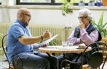 Foto von Gesprächsbegleiter Boris Knopf (links) an Tisch sitzend im Gespräch mit Redakteur und Schriftsteller Dieter Mank