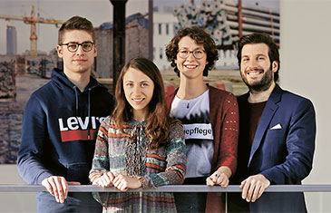 Foto von Alexander Jorde, Nina Klein, Jana Aulenkamp und Raphael Kunisch (von links nach rechts) an Brüstung
