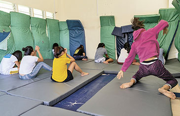 Foto des Primal Raums im Rehazentrums PREDA Home, wo missbrauchte Mädchen auf Matten sitzen und einschlagen