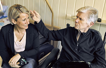 Foto von Palliativfachkraft Nadine Schulte mit Patientin Maria Köthemann