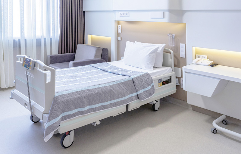 Foto eines leeren, frisch bezogenen Klinikbetts