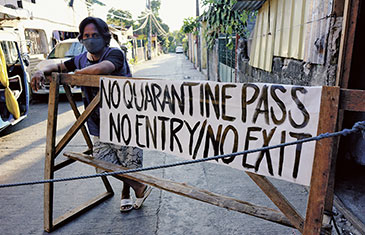 Foto eines Freiwilligen, der an einem Banner auf einer Holzkonstruktion mit der Aufschrift 