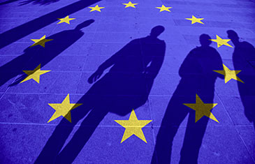 Foto von menschlichen Schatten auf mit Europaflagge bemaltem Untergrund