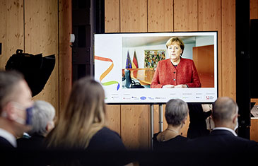 Foto von Zuschauern einer digitalen Übertragung vom Pflegetag 2020: Ansprache der Bundeskanzlerin