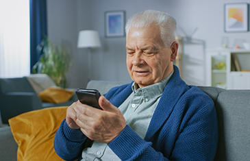 Foto eines Senioren am Handy