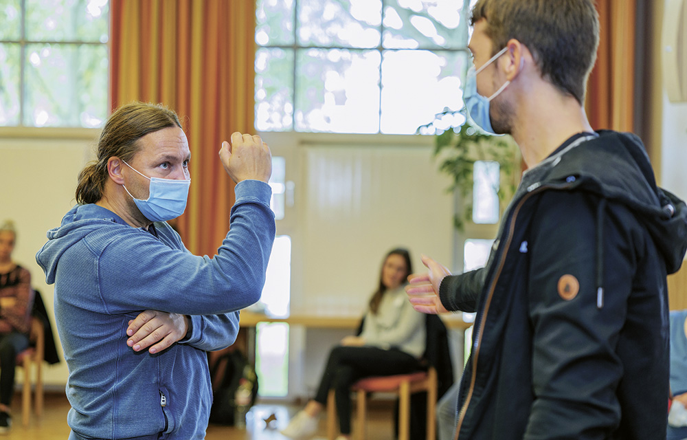 Kommunikations- und Deeskalationstrainer Olaf Schmelzer zeigt im Workshop „Umgang mit gewaltbereiten Klienten“, wie Schläge abgewehrt werden können.