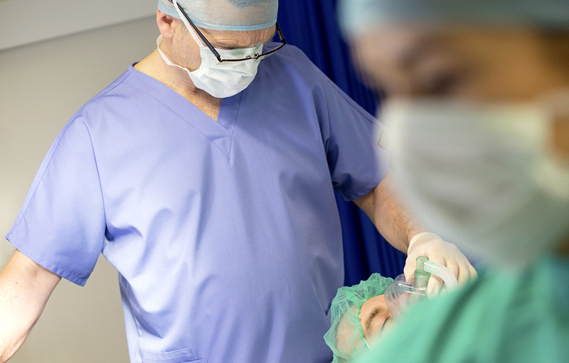 Foto eines Anästhesisten bei der Betäubung