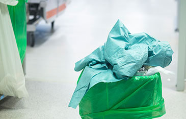 Foto eines überfüllten Mülleimer in Krankenhausflur