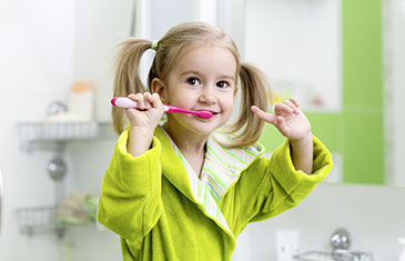 Foto eines Kleinkindes beim Zähneputzen
