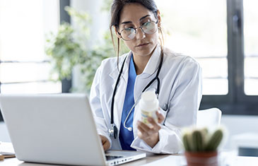 Foto einer Medizinerin vor dem Laptop beim Arzneimittelcheck