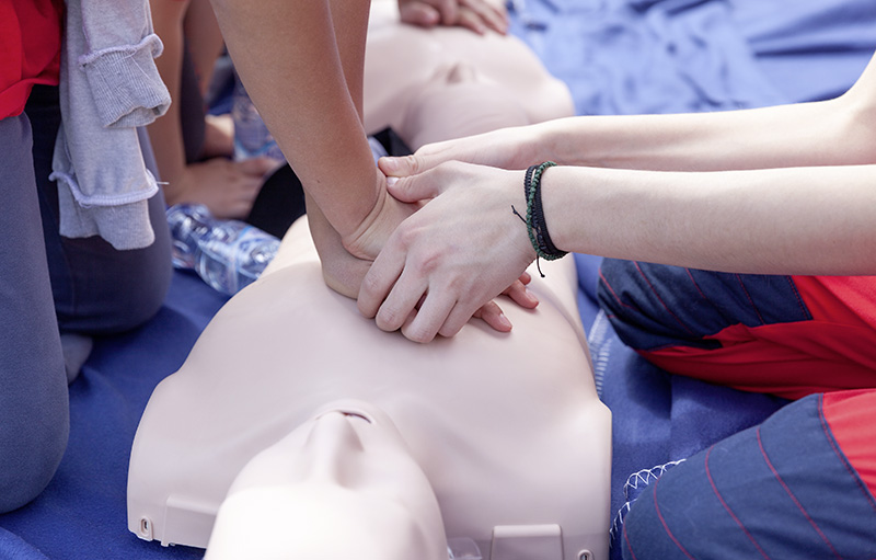Foto von einer Puppe in einem Erste-Hilfe-Kurs und einer Herzmassage.