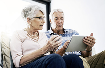 Foto einer älteren Frau und eines älteren Mannes am Laptop