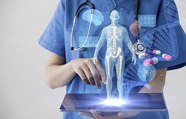 Foto einer Medizinerin, die ein Tablet in der Hand hält, aus dem ein medizinisches Hologramm eines Menschen entspringt.