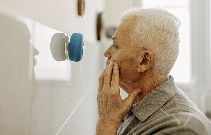 Foto eines Senioren, der einen Augen-Scan macht