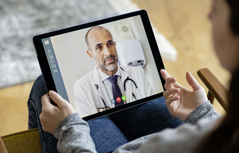 Foto eines virtuellen Arztgespräches via Tablet