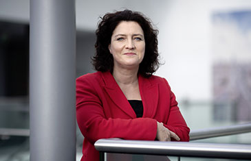 Foto von Dr. Carola Reimann im roten Jackett, neue Vorstandsvorsitzende des AOK-Bundesverbandes  