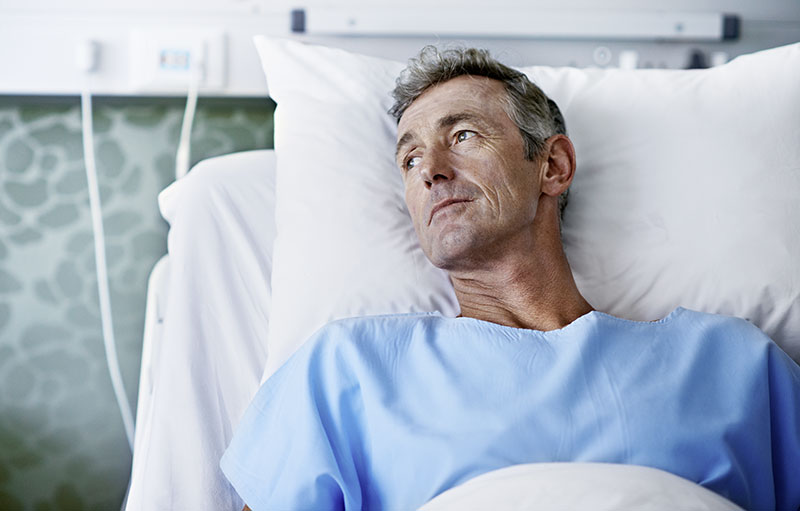 Foto eines älteren Mannes im Krankenbett