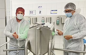 Foto: Corona-Ausbruch im Schlachthof: Mitarbeiter des Kreisgesundheitsamtes Oldenburg kontrollieren die Hygienemaßnahmen