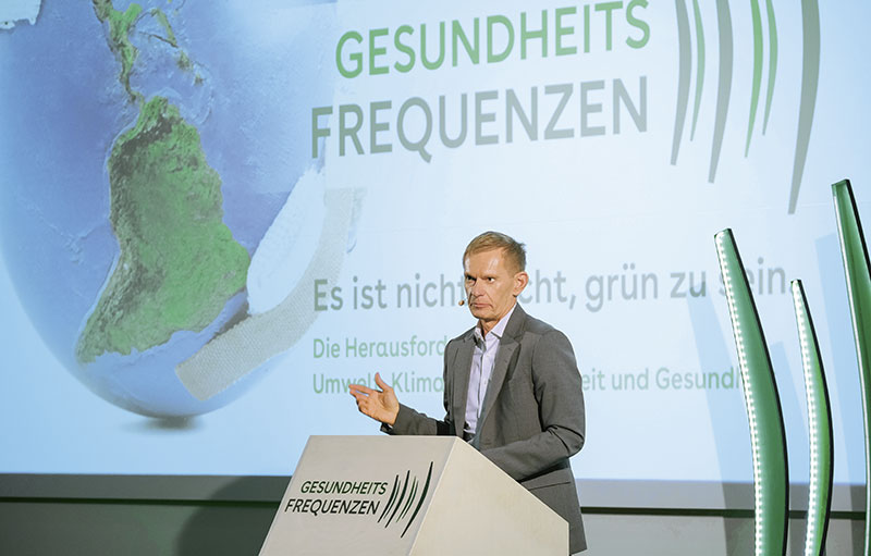 Foto von Dr. Jürgen Peter, Vorstandsvorsitzender der AOK Niedersachsen, am Rednerpult