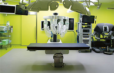 Foto von einem OP-Roboter und anderen Geräten in einem OP-Saal