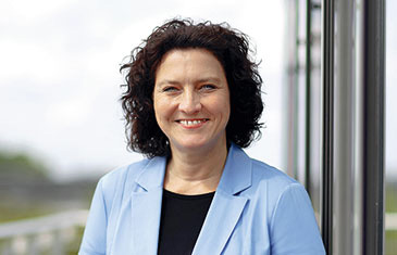 Foto von Carola Reimann, Vorstandsvorsitzende des AOK-Bundesverbandes. Sie trägt ein hellblaues Jacket und lächelt freundlich in die Kamera.