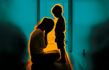 Symbolbild: Junge Frau, die zusammengekauert in einem engen Flur an der Wand sitzt. Ihr gegenüber sitzt ein Kind, das die Hände vors Gesicht schlägt. Die Farben sind verfremdet in düsterem Blau und Orange.