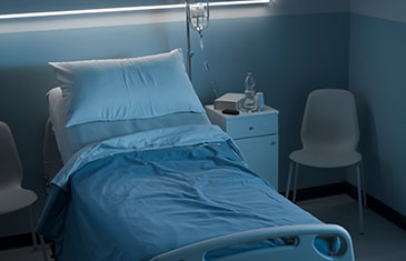 Foto eines leeren Krankenhausbettes bei Nacht