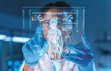 Symbolbild einer Frau, die mit einem durchsichtigen Interface mit grafischer Darstellung eines weiblichen Körpers arbeitet