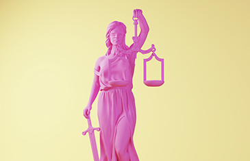 Illustration: Modell einer pinken Justitia vor gelbem Grund 