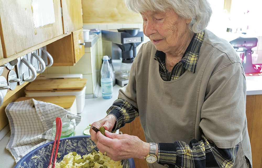 Foto von Ingeborg Hof bei der Zubereitung von Kartoffelsalat
